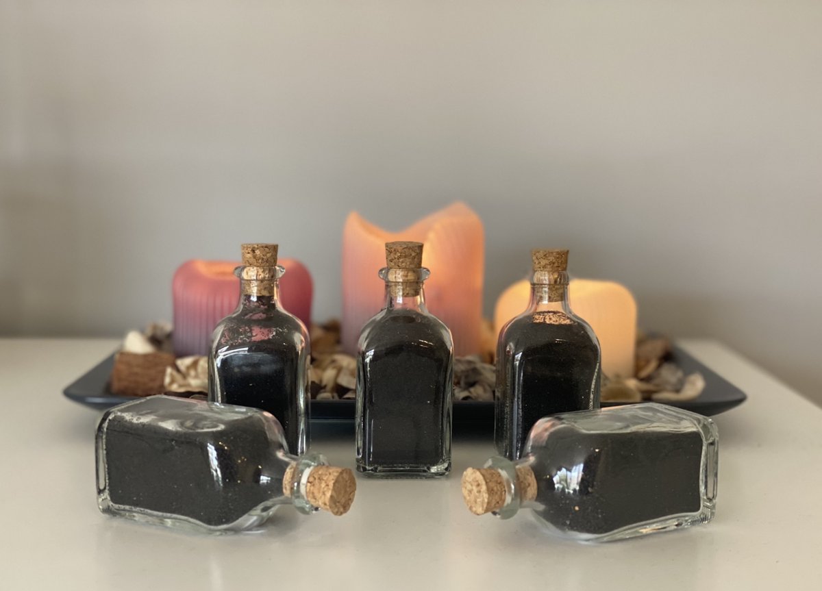 fiscodelapalma's tweet image. Ayuda a los afectados por la #ErupcionenLaPalma a cambio de un trocito de la tierra más joven del planeta. 🌋

➡️ fiscodelapalma.com 

- Ayudamos a recoger la ceniza de las viviendas. 🧹

- La vendemos en botes de 50ml y donamos el 100% de los beneficios a los afectados. 🧴