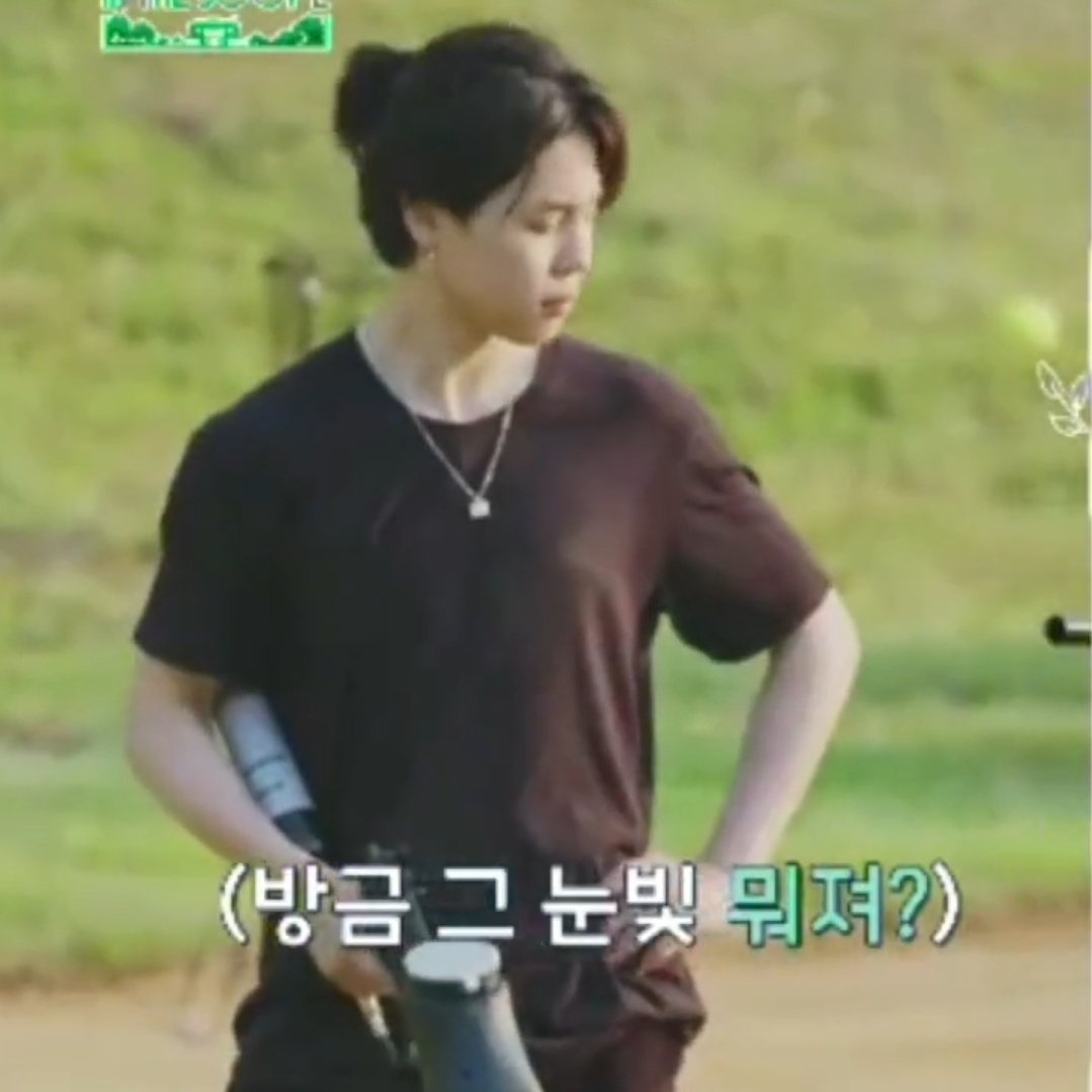 jhoprs's tweet image. o jimin todo debochado olhando pro hobi de cima a baixo KKKKKKK a mão na cintura é o charme KKKKKK