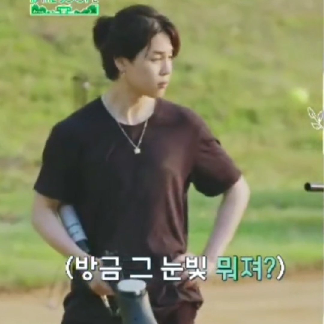 jhoprs's tweet image. o jimin todo debochado olhando pro hobi de cima a baixo KKKKKKK a mão na cintura é o charme KKKKKK