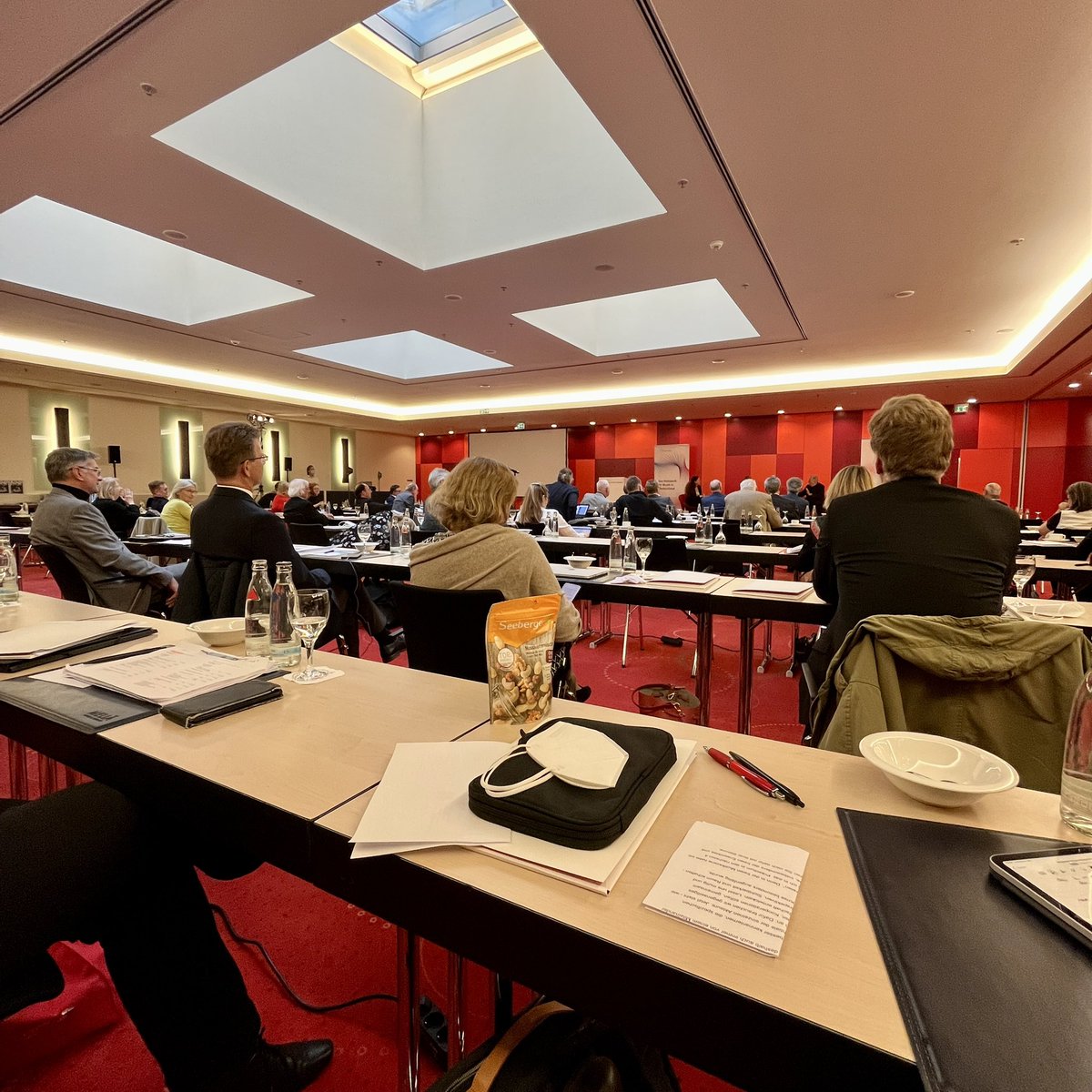 Halli hallo <a href="/GMOrch/">Gerald Mertens</a> 😉 &amp; <a href="/DMusikrat/">Deutscher Musikrat</a> und all die vielen Verbandsvertreter:innen und Interessierte hier! 🤗 #mitgliederversammlung #kulturpolitik #musikpolitik