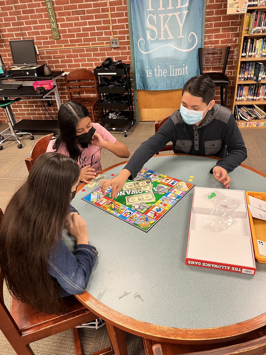 BSMSLibrary's tweet image. After book check out, it’s fun Friday w @ENLLady’s classes! #gametime @BayShoreMSLrnrs @BayShoreSchools @ChrisKauter