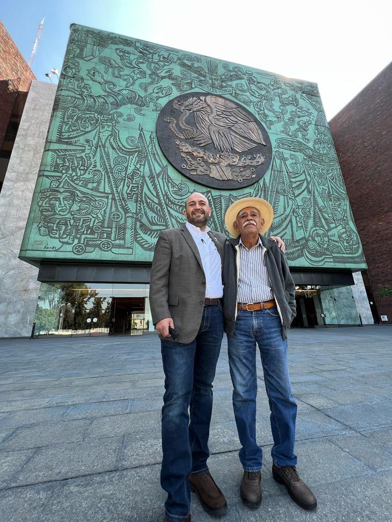 Y como en los viejos tiempos, que mi padre, el Profe Mardonio Fuentes, iba a checar que estuviera en la escuela, hoy vino a revisar que realmente estuviera trabajando en la Cámara.