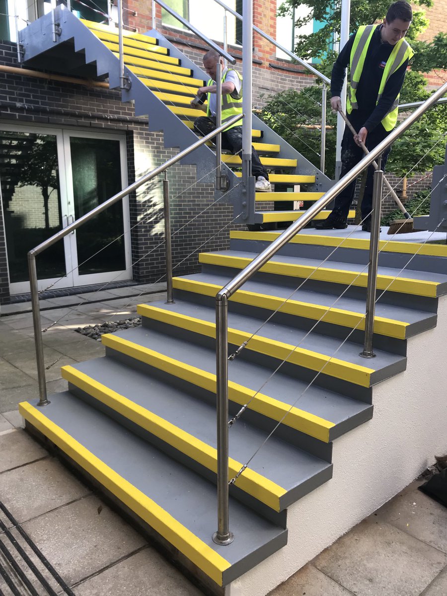 Finishing touches to metal/concrete access steps at business park in West London. ⁦<a href="/AkzoNobel/">AkzoNobel</a>⁩ ⁦<a href="/Flexcrete/">Flexcrete</a>⁩ #RepairReinstateRestore