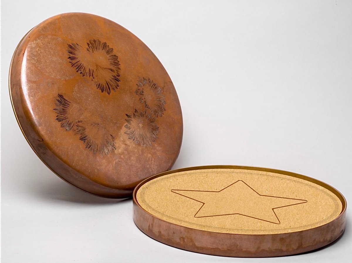 Изящная шкатулка с сюрпризом из наших фондов ⭐ А вы смотрели нашумевший сериал "Игра в кальмара"? #squidgame #игравкальмара 
[На фото: Шкатулка со съёмной крышкой. Хакода Цутому, Япония, 1957. Металл, литьё]