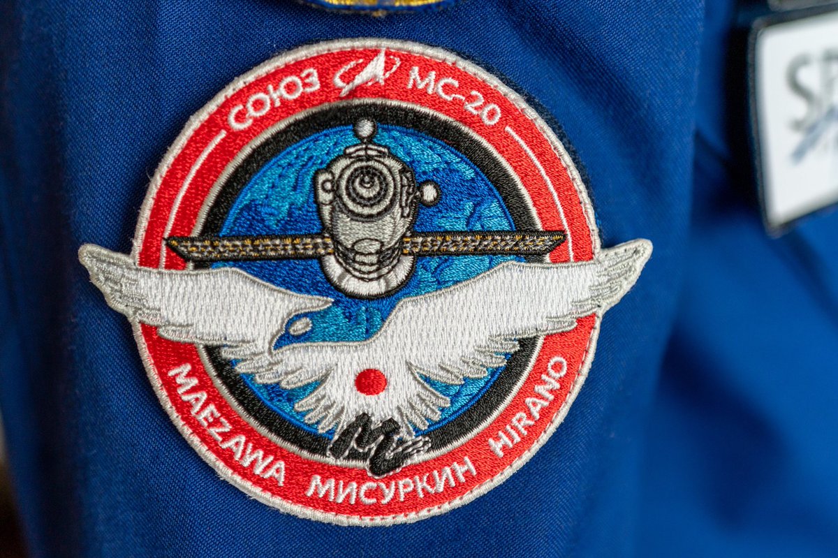【打ち上げまで48日🚀】
ミッションパッチが遂に完成！
地球とソユーズ宇宙船、今回の船長ミシュルキン氏のシンボルマークの鷲に、日の丸と僕のMZマーク。そしてクルー3人の名前が。高まります😁
#前澤宇宙旅行