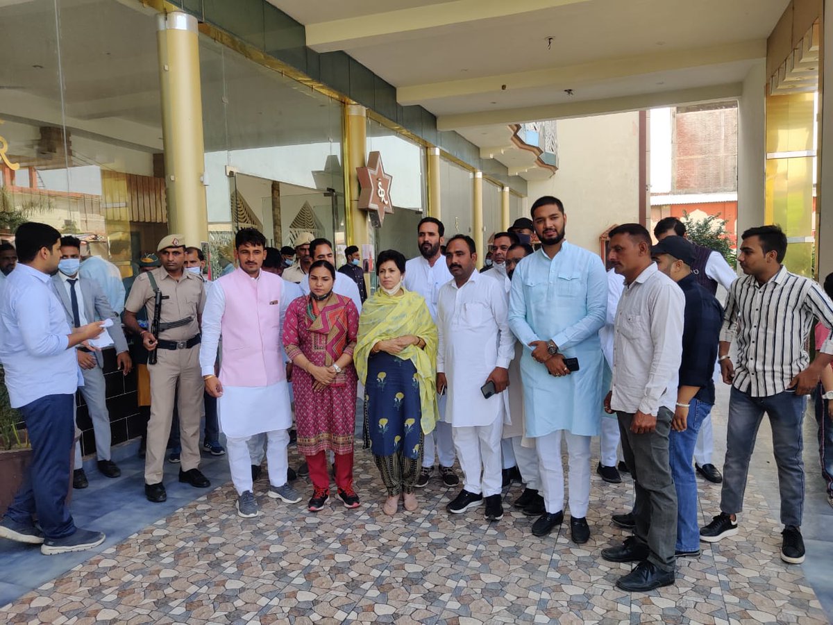 Kumari_Selja's tweet photo. सिरसा के सेतिया रिजॉर्ट में श्री तिलक राज चंदेल जी के नवविवाहित पुत्र बलविंद्र और पुत्रवधु पूजा के रिसेप्शन में शिरकत की और उनके मंगलमय जीवन की कामना की। https://t.co/Po3oja9j6k