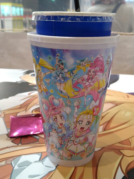 22時解禁のパンフを買ってプリキュアドリンク飲む〜。オマケはラメール。引きが良い。 