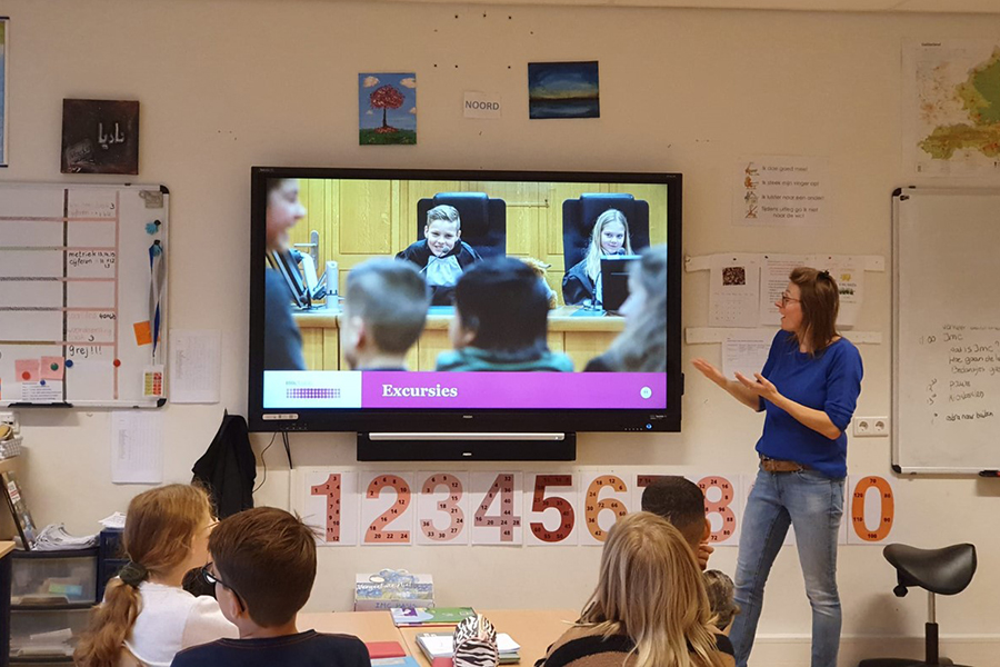 Walsprong's tweet photo. Vandaag was de start van IMC Basis in groep 7 en 8. Juf Nicole heeft de kinderen uitgelegd wat IMC is en ze vertelde over de thema's en de lessen. Als afsluiting volgden de kinderen een kickboksles. Dit past bij ons eerste thema dat start na de herfstvakantie: zorg en welzijn. https://t.co/l7g5XDrFvy