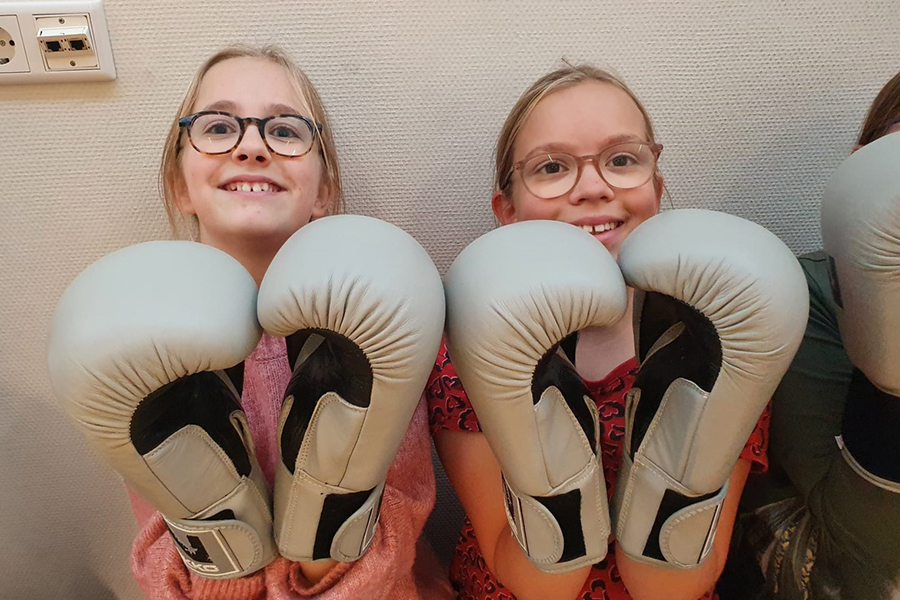 Vandaag was de start van IMC Basis in groep 7 en 8. Juf Nicole heeft de kinderen uitgelegd wat IMC is en ze vertelde over de thema's en de lessen. Als afsluiting volgden de kinderen een kickboksles. Dit past bij ons eerste thema dat start na de herfstvakantie: zorg en welzijn.