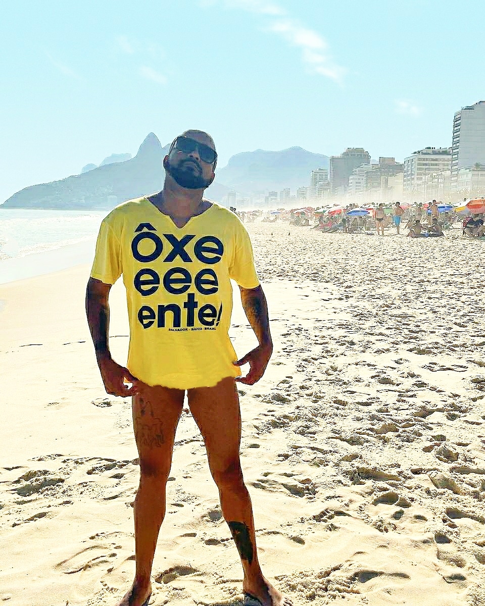 ofcjulimar's tweet photo. SEXTOU... E não é que o ☀️ resolveu dar as caras! Dia lindo pra aproveitar; então, se joga e vai ser feliz! 

#sextafeira #sextou #fdschegando #queimandoosbacons #brasil #riodejaneiro #negrogato #pretolindo #biscoiteiro #gayblack #gayman https://t.co/oiYAMvsv4k