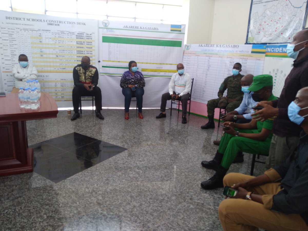 Gasabo_District's tweet photo. Aka kanya: Itsinda riturutse ku Mujyi wa Kigali riyobowe n'Umuyobozi w'Umujyi @PudenceR barimo gusura Command Center  @Gasabo_District  bakaba barimo gusobanurwa uko Akarere gakurikirana Ubukangurambaga  #Ubudasa mu guhangana na #COVID-19 n'Ingaruka zayo
#OperationOneStop; https://t.co/QoU3meJY0a