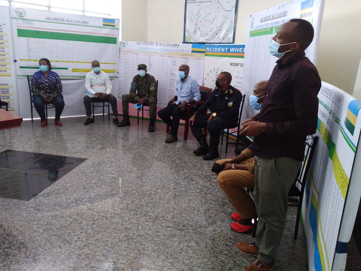 Gasabo_District's tweet photo. Aka kanya: Itsinda riturutse ku Mujyi wa Kigali riyobowe n'Umuyobozi w'Umujyi @PudenceR barimo gusura Command Center  @Gasabo_District  bakaba barimo gusobanurwa uko Akarere gakurikirana Ubukangurambaga  #Ubudasa mu guhangana na #COVID-19 n'Ingaruka zayo
#OperationOneStop; https://t.co/QoU3meJY0a