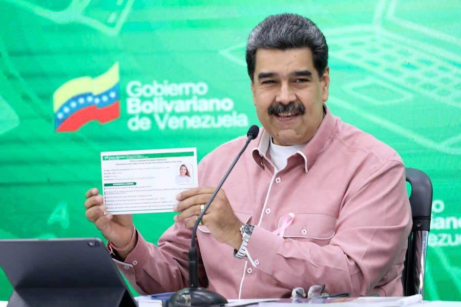 NicolasMaduro's tweet photo. Madres, padres y representantes, desde el hogar debemos crear conciencia en nuestros niños y niñas para reforzar la seguridad y la autoprotección en el regreso a clases. Es trabajo de todas y todos proteger a nuestros muchachos en este nuevo año escolar. ¡Sí Se Puede! https://t.co/DjJmX5NqKG