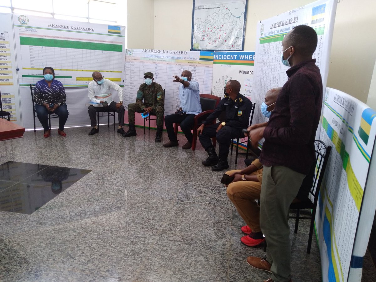Gasabo_District's tweet photo. Aka kanya: Itsinda riturutse ku Mujyi wa Kigali riyobowe n'Umuyobozi w'Umujyi @PudenceR barimo gusura Command Center  @Gasabo_District  bakaba barimo gusobanurwa uko Akarere gakurikirana Ubukangurambaga  #Ubudasa mu guhangana na #COVID-19 n'Ingaruka zayo
#OperationOneStop; https://t.co/QoU3meJY0a