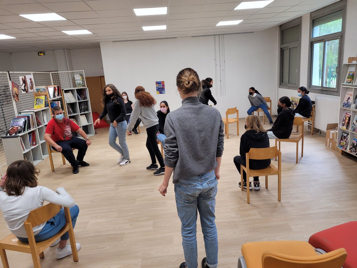 2ème séance avec les comédiens de l'ERACM pour les élèves de 3°3 qui préparent un concours d'éloquence. Exercices d'échauffement, jeux d'improvisation, placement du corps, de la voix, du regard. Un grand merci à Eloïse, Joseph, César et Alex! #eloquence @Friche_BDM <a href="/AcademieNice/">Académie de Nice</a>