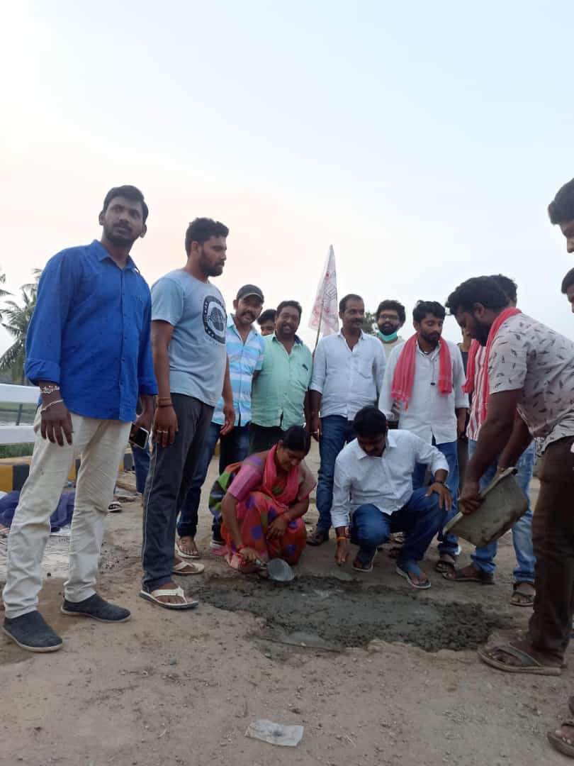 JSPVeeraMahila's tweet photo. పశ్చిమ గోదావరి జిల్లా ఆకివీడు మండలం పెదకాపవరం గ్రామంలో @JanaSenaParty ఆధ్వర్యంలో వెంకయ్యవయ్యేరు పెద్ద వంతెన స్లాబు బాగా ధ్వంసం అవ్వడంతో వంతెన రహదారిపై నిర్వహించిన జనసేన శ్రమదాన కార్యక్రమంలో పాల్గొన్న జిల్లా ప్రధాన కార్యదర్శి శ్రీమతి గవర లక్ష్మి గారు, జన సైనికులు.

#JSPForAP_Roads https://t.co/wNwpc6kGdR