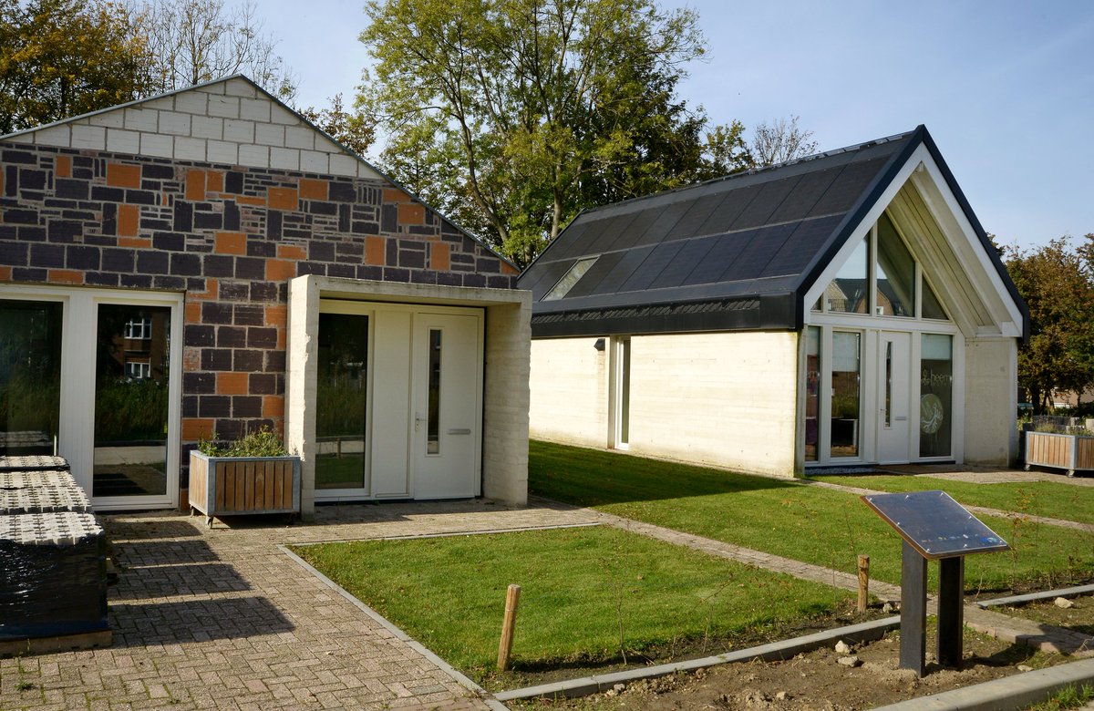 As is well known, the SUPERLOCAL project has received, among other things, a European UIA subsidy. Recently, a plaque was placed in front of the Feniks-3. In this way, information about this project can still be found in the area in the future.