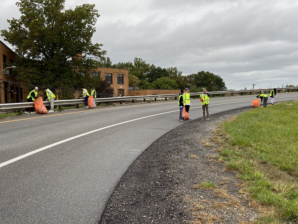 TrinityHS's tweet photo. Mr. Zechman’s environmental science students are beautifying our community by participating in the Adopt a Highway litter clean-up program for @ODOT_Statewide. They’re cleaning the Granger/480 exit ramp near THS, protecting our environment while keeping @GarfieldHtsOhio beautiful https://t.co/HnettJZBw6