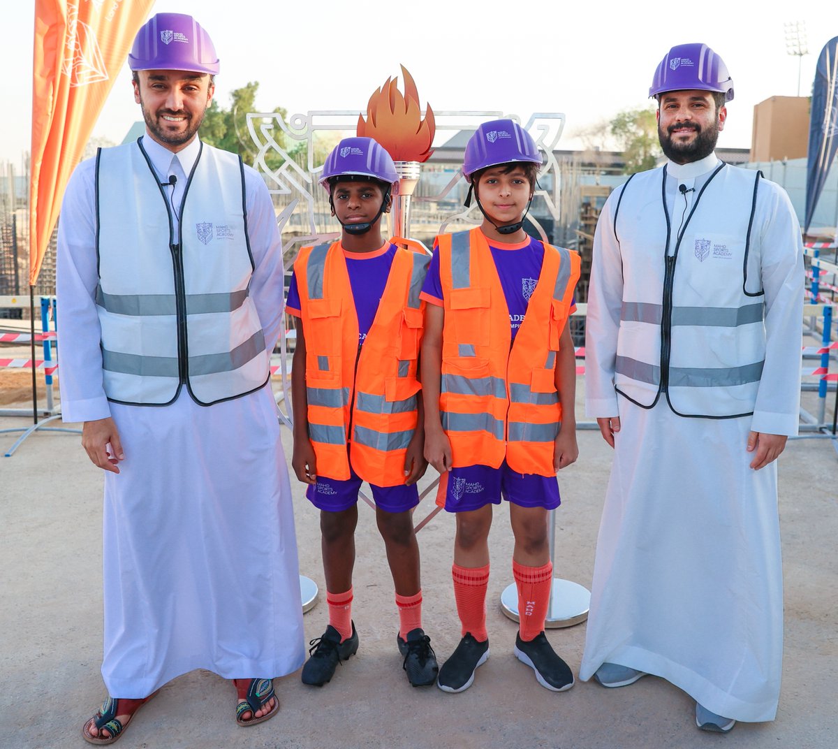 📸| From the #LandOfChampions
<a href="/AbdulazizTF/">عبدالعزيز بن تركي الفيصل</a> lays the cornerstone for the constructions at Mahd.
#MahdConstructions