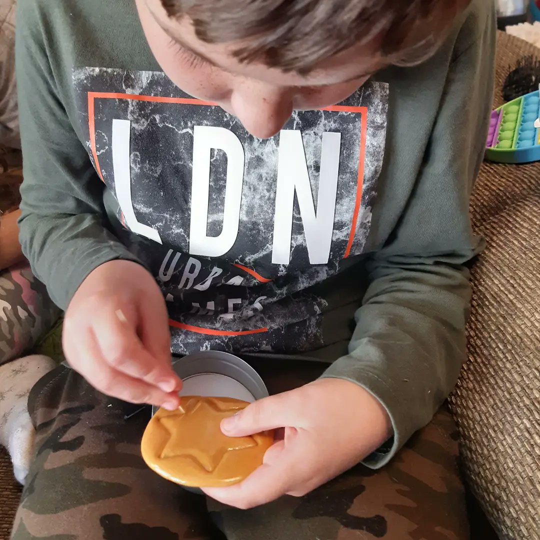 limifi31's tweet photo. 4th attempt at making Ppopgi/Dalgona. The kids failed at getting the stars out 🤪 #squidgame #ppopgi #dalgona https://t.co/u8sJCL7N4m
