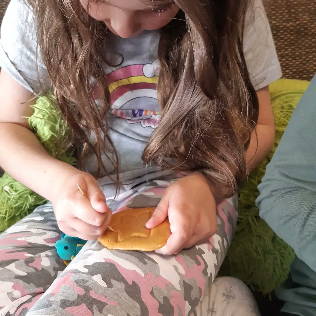 limifi31's tweet photo. 4th attempt at making Ppopgi/Dalgona. The kids failed at getting the stars out 🤪 #squidgame #ppopgi #dalgona https://t.co/u8sJCL7N4m