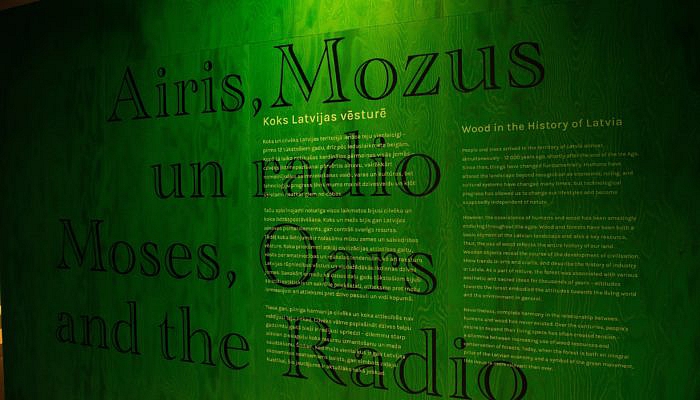 Izstādē "Airis, Mozus un radio. Koks Latvijas vēsturē” uzlūko cilvēka un koka attiecības.

Foto: LNVM
lsm.lv/raksts/kultura…
