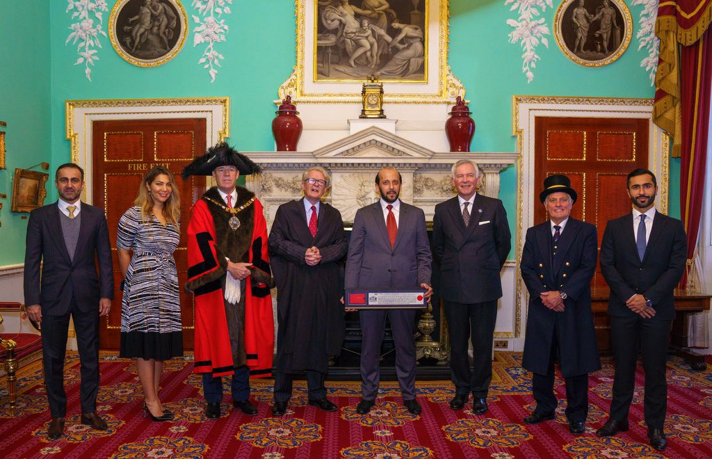 CEO of Qatar Investment Authority, HE Mansoor bin Ebrahim Al-Mahmoud is awarded the Freedom of the City of London from William Russell, <a href="/citylordmayor/">Lady Mayor of the City of London</a>, in recognition of QIA's commitment to building the economic and investment relationship between #Qatar and the #UK. 
#QatarUK