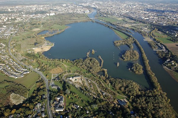 Angers's tweet photo. Balade, baignade, sport, activités nautiques, nature et biodiversité…, le parc du lac de Maine est un poumon vert à deux pas du centre-ville. La Ville lance un projet de requalification visant à redynamiser le site. #VégétalAngers #Angers https://t.co/rCGpLC80fa https://t.co/6A2XM1umHv
