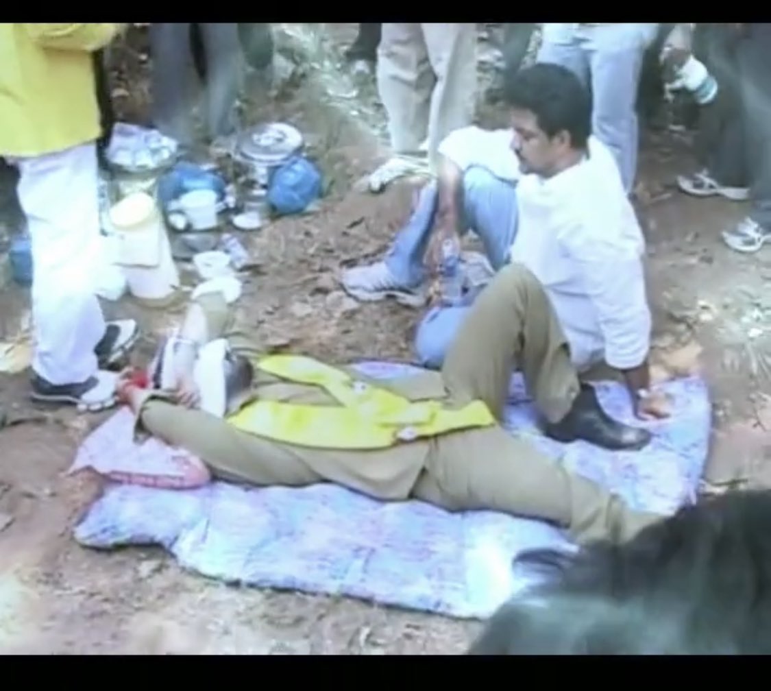 prasana_kumar's tweet photo. నువ్వు అందరి కాళ్ళు పట్టుకుని,వాళ్ల దగ్గర వీళ్ళ దగ్గర పడుకుంటే మీ ఇంట్లో వేరే వాడుకుంటున్నాడు ఒకసారి చెక్ చేసుకో bosedk పశువుల డాక్టర్ 😡😡😡😡😡 https://t.co/dR8cBwDbaU