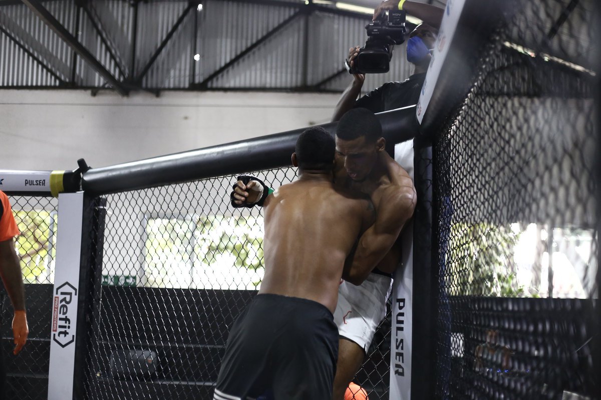 GbFerreira27's tweet photo. Fazendo aquela forcinha #rizzorvtlb #jorginhofilho #academiadojorginho #refitprofighters #felipefeitosa https://t.co/ExrLBNNndB