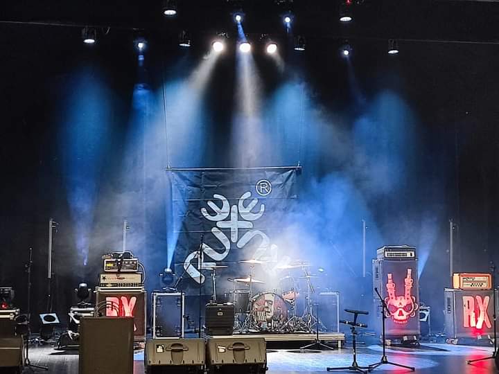 AVISO!! 
Para quen nos estades preguntando como podedes facer para vir rockear con RUXE RUXE e non tedes a entrada, non vos preocupedes. Podedes vir, que hai sitio neste grande auditorio. Collerémosvos os datos por protocolo COVID e a desfrutar!!
Ás 21.00h no Ágora!