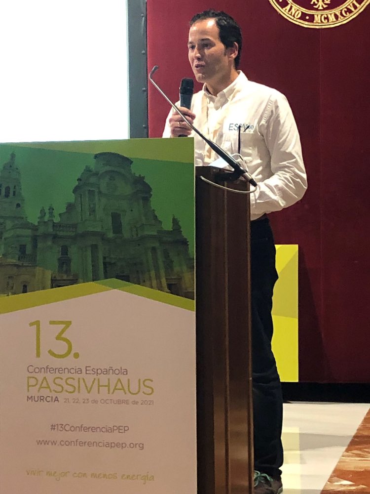 👏🏼Gracias, Pablo Benito, por tu intervención sobre #Passivhaus en centros educativos. 

💚“Se pueden tener colegios en los que se mantiene un confort interior constante y unos niveles de CO2 óptimos para el aprendizaje”

🗣#Expertos en la #13ConferenciaPEP