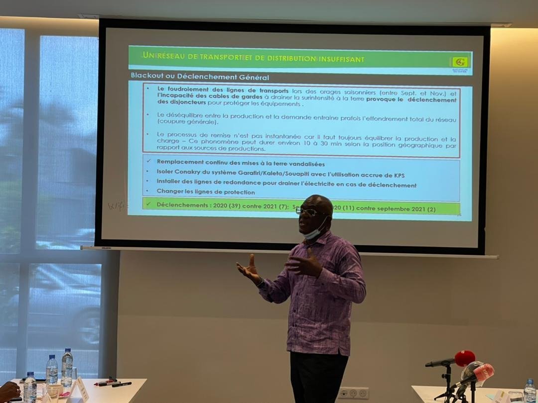 Nous devons, tous, ensemble appliquer la politique de l'économie d'énergie qui consiste pour chaque citoyen de bien et mieux gérer l'électricité en appliquant les éco-gestes comme éteindre les lampes, les appareils quand on en a pas besoin. 
#EDG #Energie #Médias #PressePublique