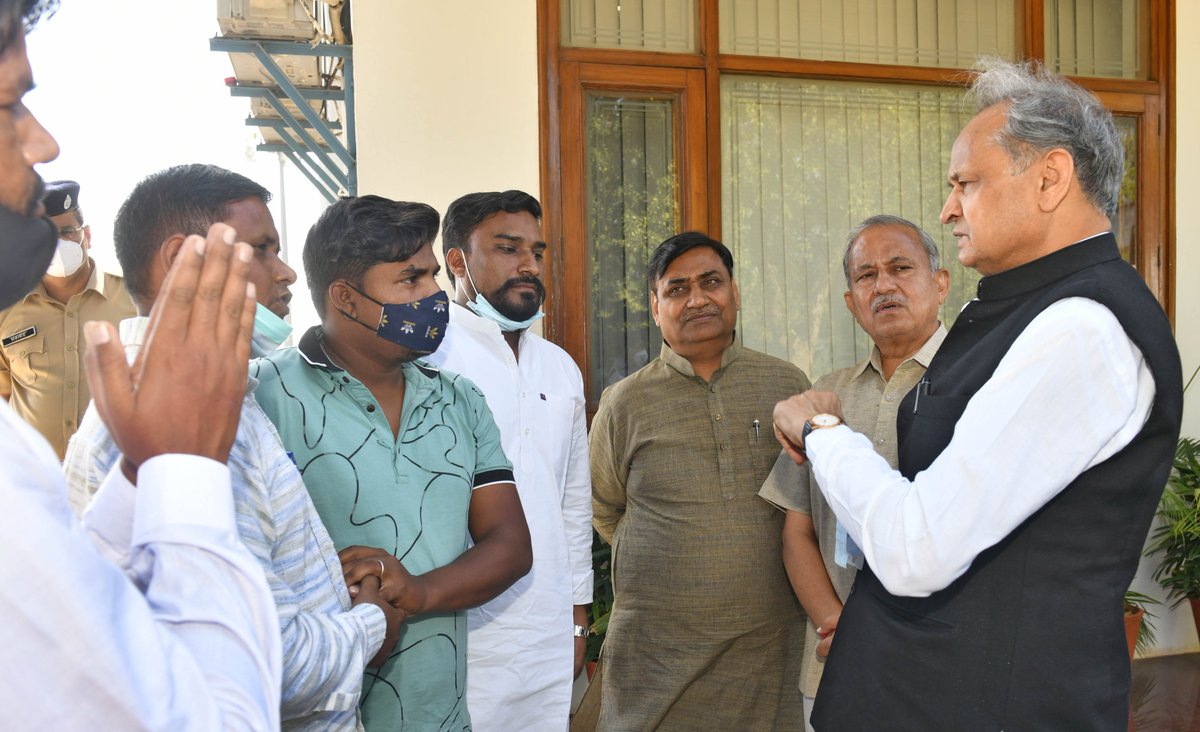ashokgehlot51's tweet photo. आगरा में पुलिस कस्टडी में जान गंवाने वाले श्री अरुण वाल्मीकि के परिजनों से आज सुबह जयपुर में मुलाकात की। https://t.co/CNVcB5oUpB