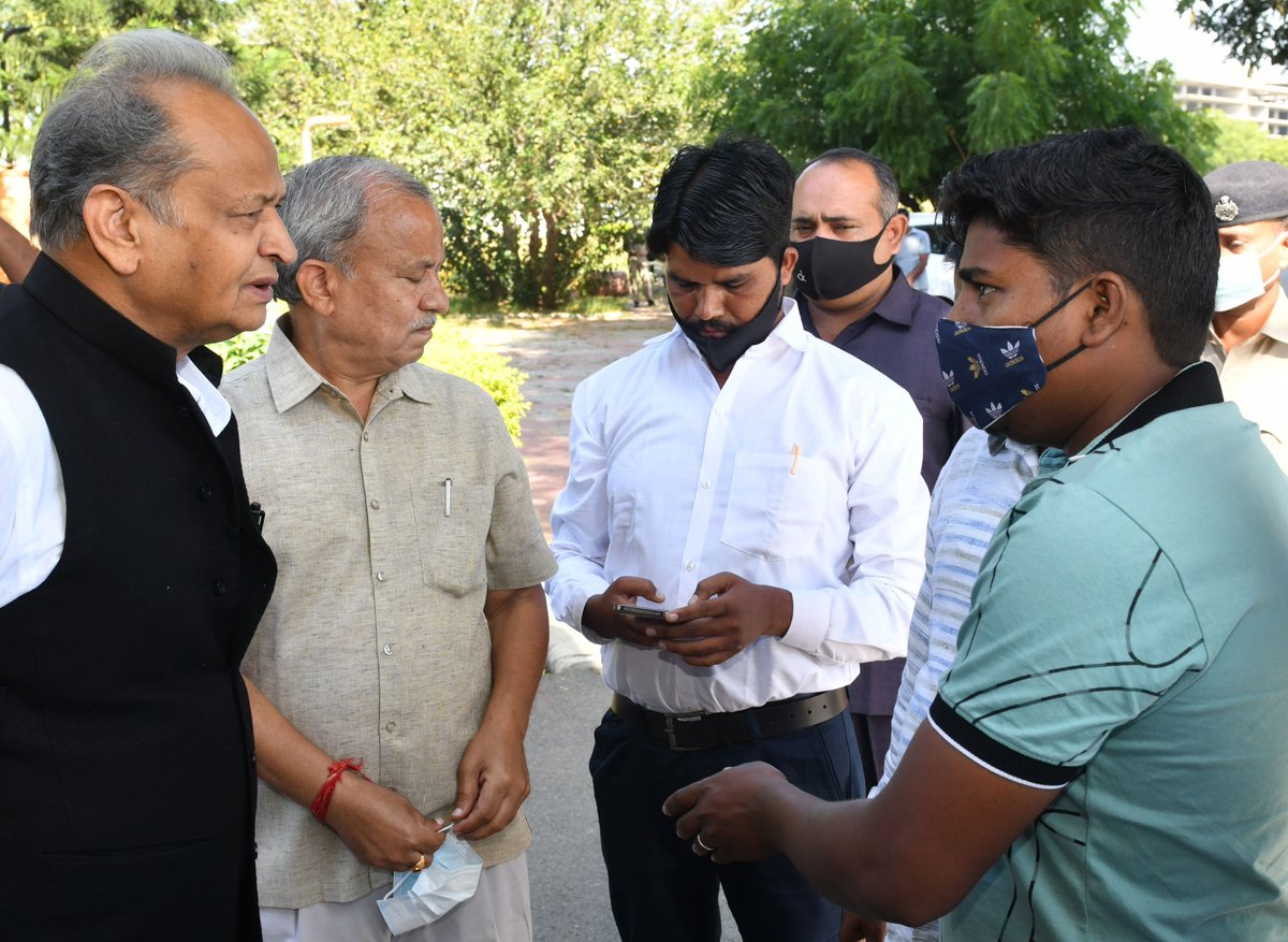 ashokgehlot51's tweet photo. आगरा में पुलिस कस्टडी में जान गंवाने वाले श्री अरुण वाल्मीकि के परिजनों से आज सुबह जयपुर में मुलाकात की। https://t.co/CNVcB5oUpB