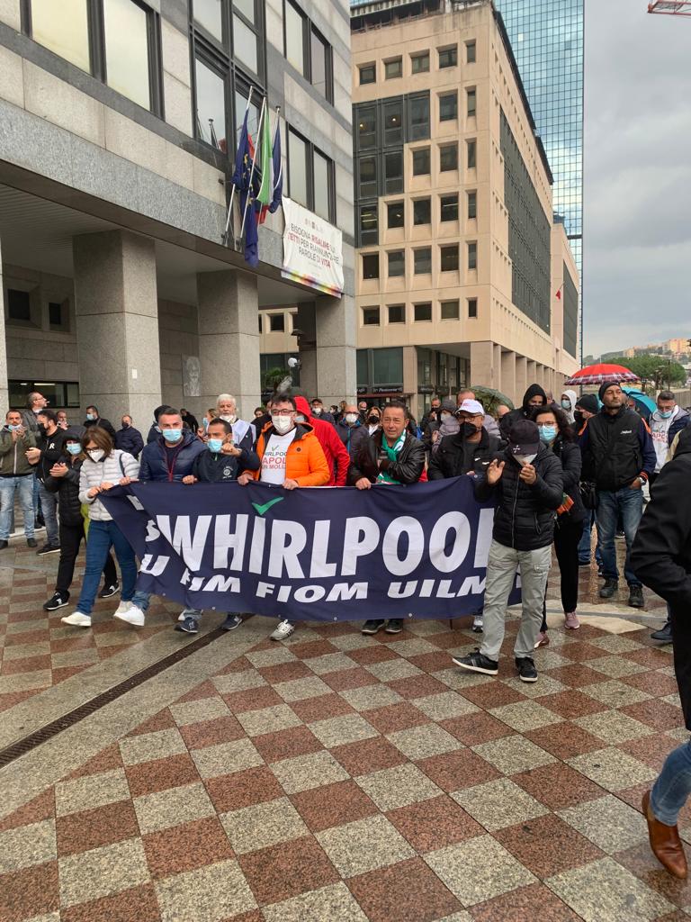 Cgil_Napoli's tweet photo. 🟥⚙️#Whirlpool rinvio tecnico a mercoledì 27/10. Rappa (@NapoliFiom): "Azienda non può inviare lettere di licenziamento con processo in corso".

Per approfondire
👉https://t.co/e5ZLTvSwoE https://t.co/z61PrBYIy3