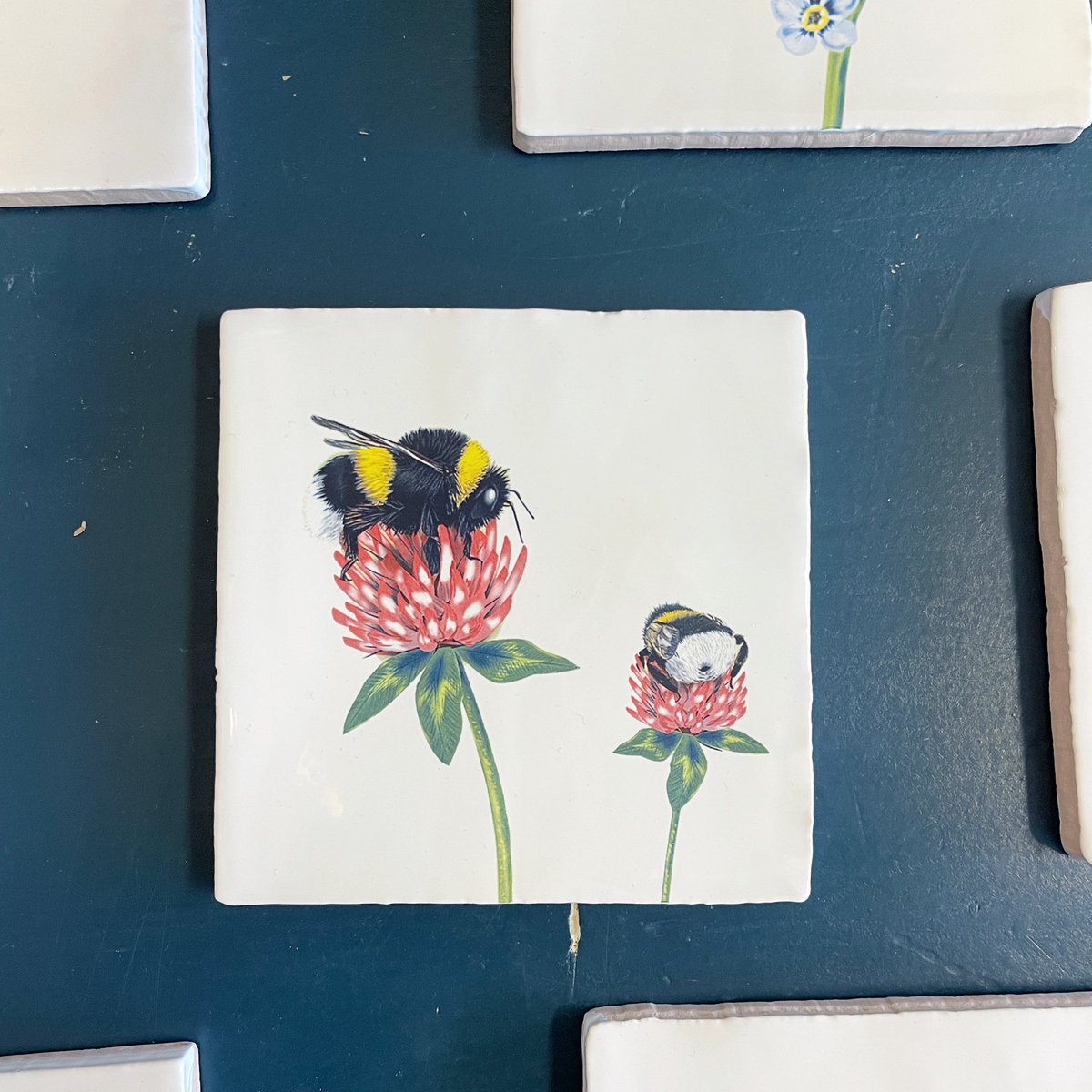 Drie leuke jonge vrouwen bezoeken mijn atelier:”Hé, kijk! Bijenbillen!” 
De leukste opmerking van de dag ❤️😅
We zijn nog tot 17u open en morgen en zondag van 13-17u. Kom gezellig langs in de Apparatenfabriek op Strijp-S! 
🐝🐝🐝🐝🐝🐝🐝🐝🐝🐝🐝🐝🐝