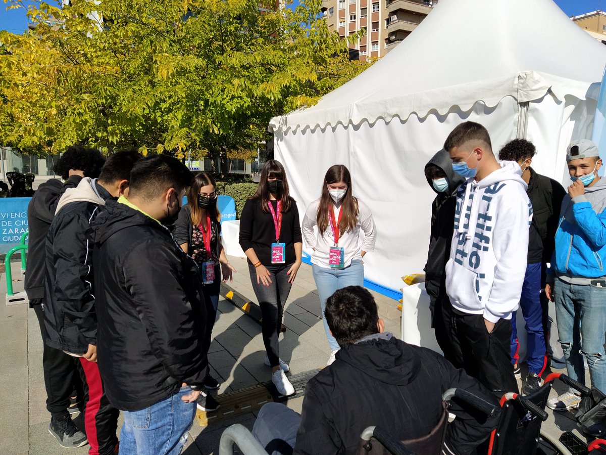 joseluiscslcas1's tweet photo. Alumnado de PCI Mecánica de @CslCascoViejo ha tenido contacto con la e-movilidad segura y sostenible en #EntreCiudades. Gracias a @Centro_Zaragoza, @buszaragoza @FundacionDfa  @fundacionmapfre @renaultgroup_  @DGTes @centrosanvalero https://t.co/nCzwVOBZYg