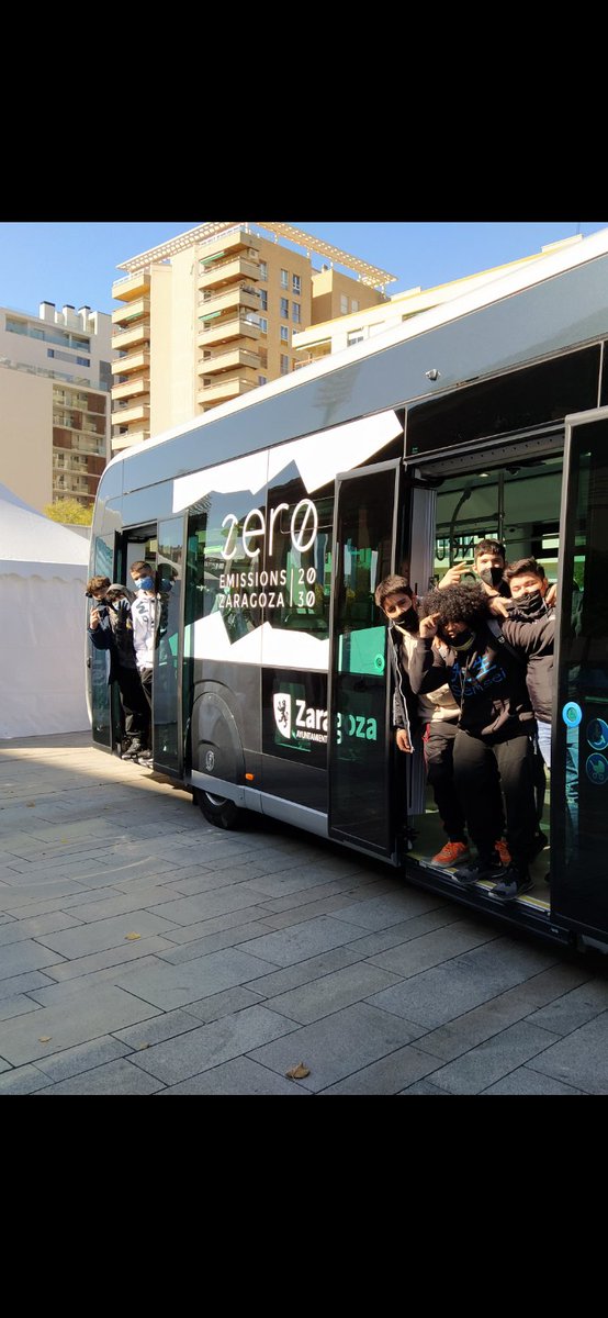 joseluiscslcas1's tweet photo. Alumnado de PCI Mecánica de @CslCascoViejo ha tenido contacto con la e-movilidad segura y sostenible en #EntreCiudades. Gracias a @Centro_Zaragoza, @buszaragoza @FundacionDfa  @fundacionmapfre @renaultgroup_  @DGTes @centrosanvalero https://t.co/nCzwVOBZYg