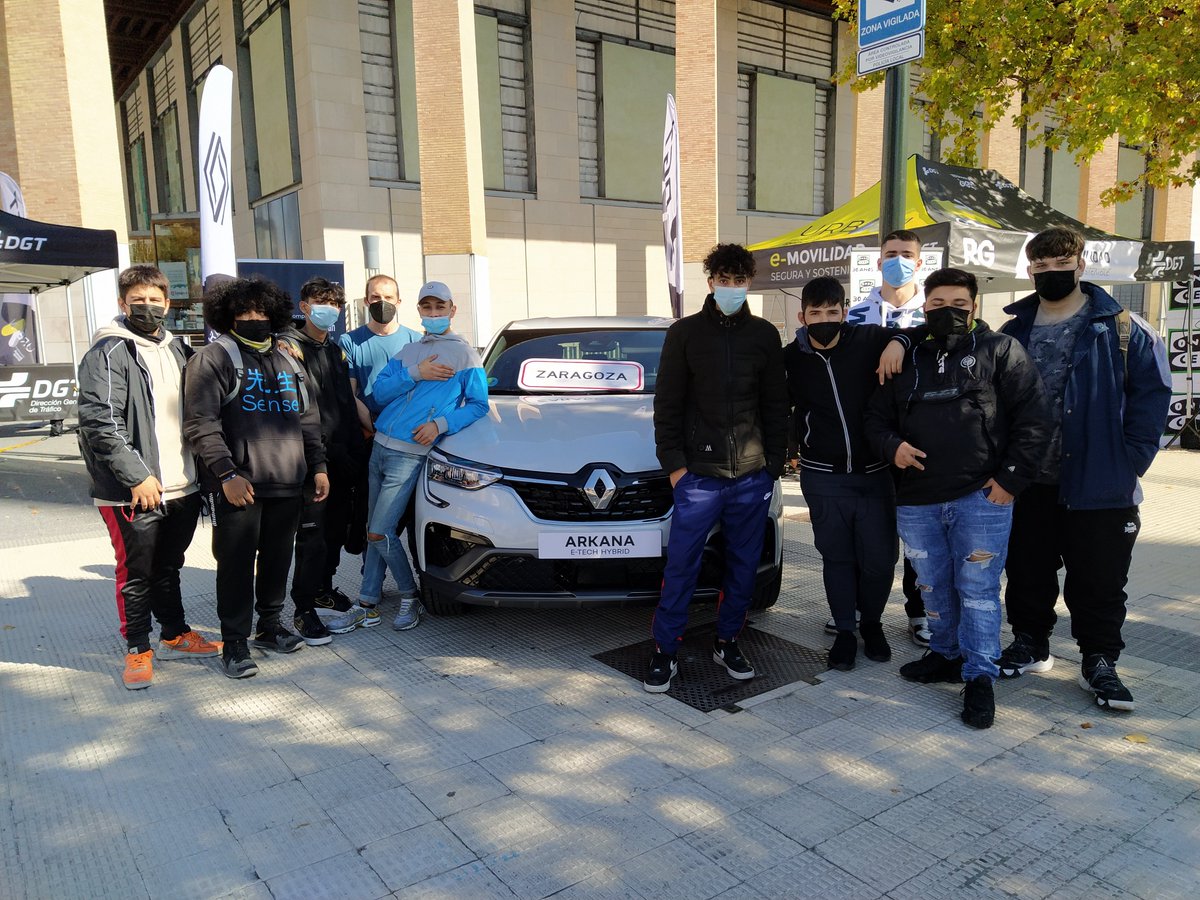 joseluiscslcas1's tweet photo. Alumnado de PCI Mecánica de @CslCascoViejo ha tenido contacto con la e-movilidad segura y sostenible en #EntreCiudades. Gracias a @Centro_Zaragoza, @buszaragoza @FundacionDfa  @fundacionmapfre @renaultgroup_  @DGTes @centrosanvalero https://t.co/nCzwVOBZYg