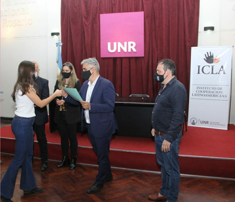 ICLA_UNR's tweet photo. Año a año sumamos profesionales que se convierten en promotores y defensores de los derechos de las niñas/os y adolescentes. Curso de la cátedra James Grant del @ICLA_UNR conjuntamente con @hya_unr  Gracias decano Alejando Vila y rector @UNRoficial @fbartolacci por acompañarnos https://t.co/p6I6nHDNjm