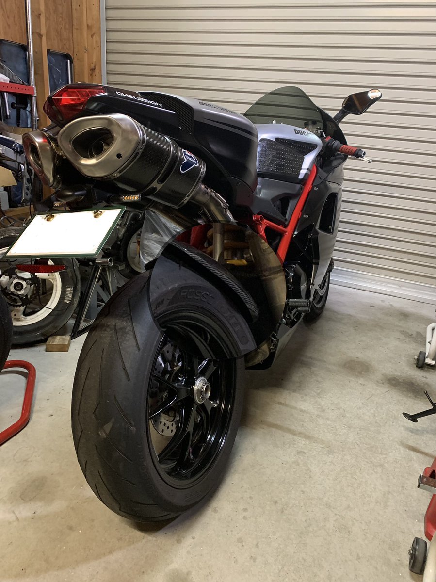keibows's tweet photo. 先月末に、新しい相棒がやって来た。
✨DUCATI  848 EVO CORSE SE

今日、オイル交換してあげたから、
今週末はリハビリライドしたいわ。
#DUCATI #848evo #オイル交換 https://t.co/FVlWj0ccm6
