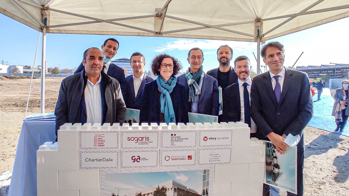 Grand honneur, et vrai plaisir, de poser ce matin la première pierre de l'hôtel logistique des Ardoines, avec <a href="/EmmWargon/">Emmanuelle Wargon</a>, @PBell_Lloch <a href="/FrancoisDagnaud/">François Dagnaud</a> @BdT_IDF <a href="/de_Fay_Stephan/">Stéphan de Fay</a> <a href="/SebbaneJonathan/">Jonathan Sebbane</a>.