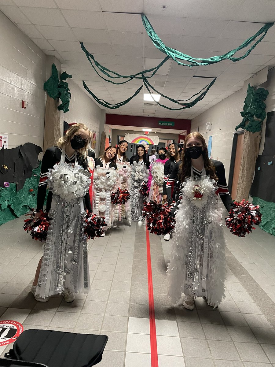 karle_stoll's tweet photo. Homecoming! Here come the MUMS. @CreekviewLeads https://t.co/oC0ztMmJtK