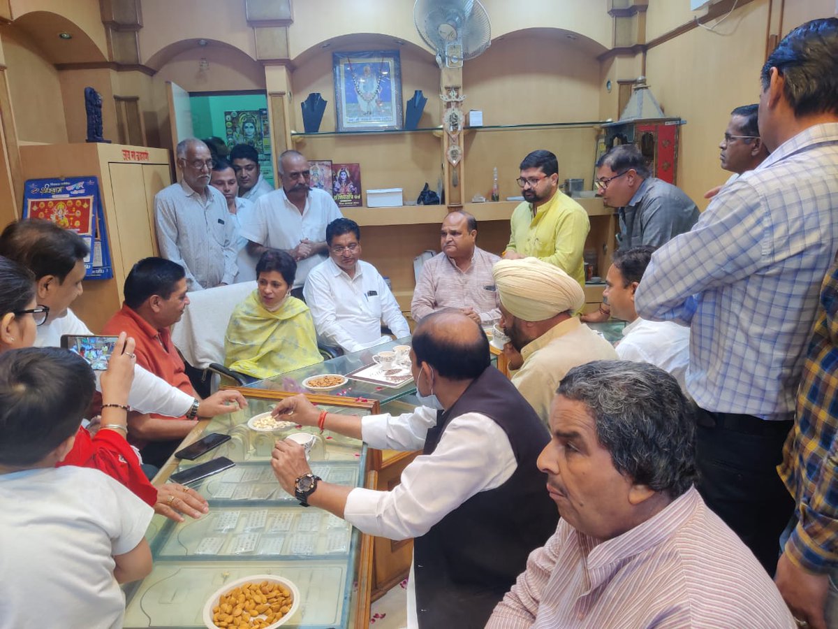 Kumari_Selja's tweet photo. ऐलनाबाद विधानसभा चुनाव में कांग्रेस प्रत्याशी श्री पवन बेनीवाल जी के समर्थन में प्रचार के दौरान ऐलनाबाद के हनुमानगढ़ रोड पर श्री दुर्गा प्र���ाद जी की दुकान पर पहुंचकर उनसे मुलाकात की और उनका हालचाल जाना। https://t.co/4c1aOa09bj