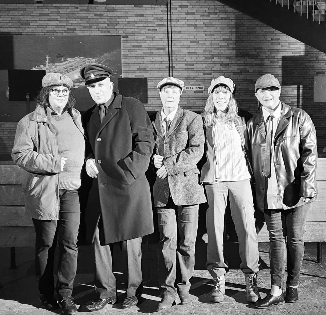 h3pa4's tweet photo. Wir, die Taxi-Szene-Gang ✌️ mit Schauspieler Kai Helm. 😊⚓
#passengerprocessing
#ColumbusBahnhofBremerhaven
#DasLetzteKleinod https://t.co/BzNHIyW0I0