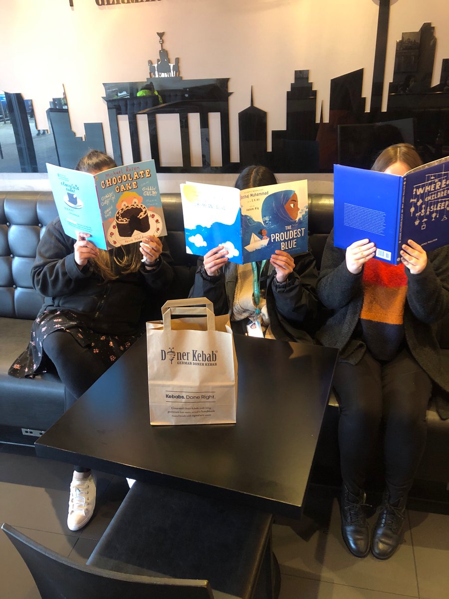 AliTindal's tweet photo. We believe that READING is the greatest gift! You can dive into a good book anywhere! We enjoyed reading whilst having our lunch and waiting for the bus! #Arkreads#Tindalreads#Teamtindal https://t.co/ERtkyG1JQ4