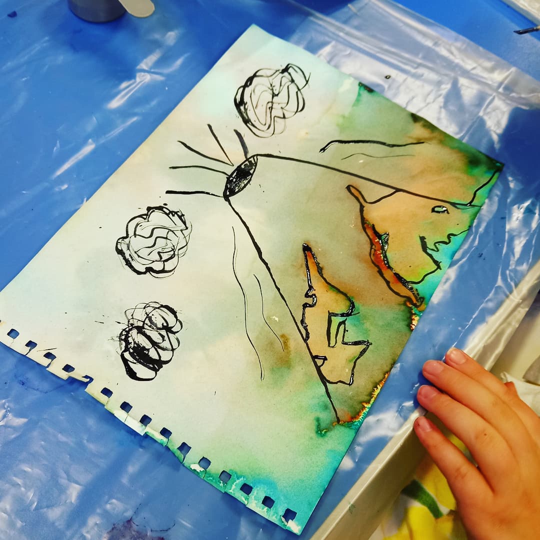 JaneCarlisleArt's tweet photo. Quill pen ink drawings on #bleedingtissuepaper backgrounds - what a lovely way to combine colour and line! #kidsartwork #kidsartclass #kidsartideas #quillpen #inkdrawing #artisteducator #northyorkshire #teachart #shareart https://t.co/xu6XJKZW22