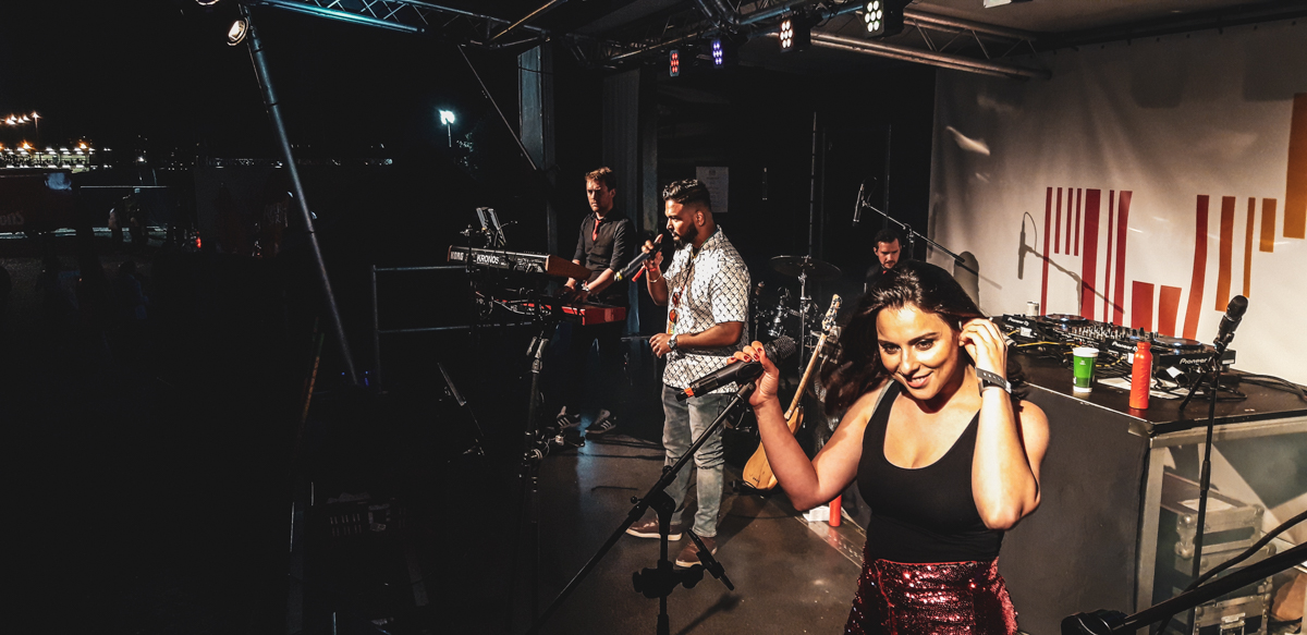 Bandeoke, singing with a professional live band, festival style, at The Barcode Festival last month 🎶🤩🎤

See our blog post:
bandeoke-experience.co.uk/blog/barcode-f… 

#bandeoke #bandaoke #livebandkaraoke #bandeokeexperience #festival  #CorporateEntertainment #barcodefestival #groceryaid