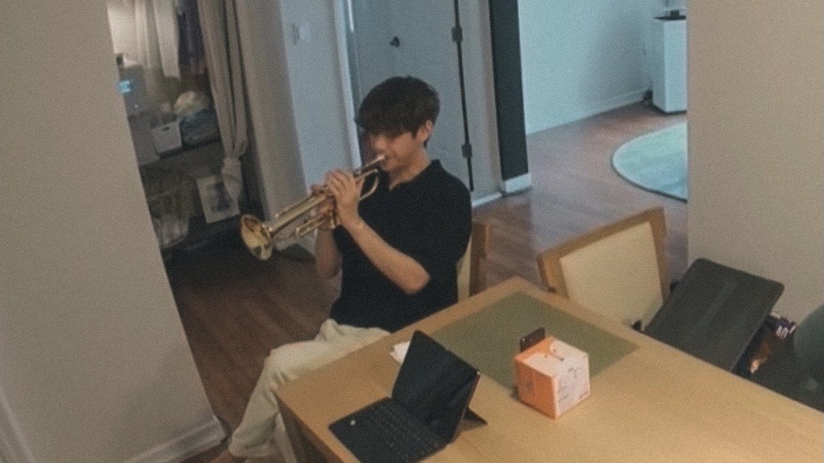 taeteland's tweet photo. 🎺 #V https://t.co/XJKloCLh2c